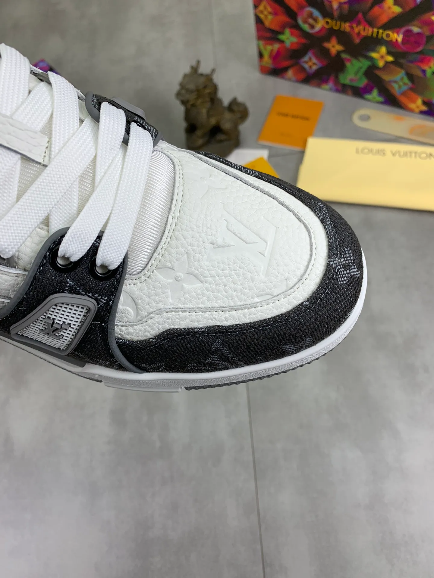 Men's shoes 💰P580 New style 💰💎💎Latest color High version 2025Louis*Vuitto* LV Traine Catwalk TRAINER outsole and fabric private model A shoe that definitely costs a lot of money and effort. This series was designed after the arrival of Vifgil. It is favored by many fans every season. Original TPU outsole Original packaging Men's size: 38-45 (46 can be customized) Color: White available (available from stock, super fast delivery)